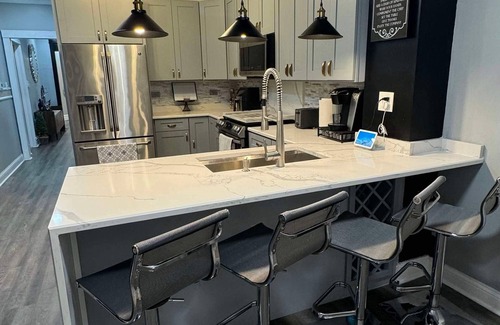 Cicero House | Cozy 3-bedrooms w/full kitchen bungalow in Chicago area (15-mins to downtown)