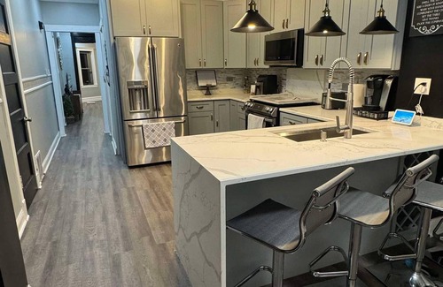 Cicero House | Cozy 3-bedrooms w/full kitchen bungalow in Chicago area (15-mins to downtown)
