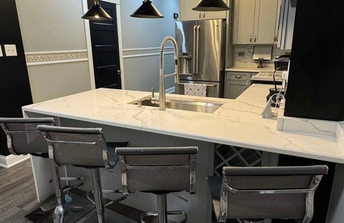 Cicero House | Cozy 3-bedrooms w/full kitchen bungalow in Chicago area (15-mins to downtown)