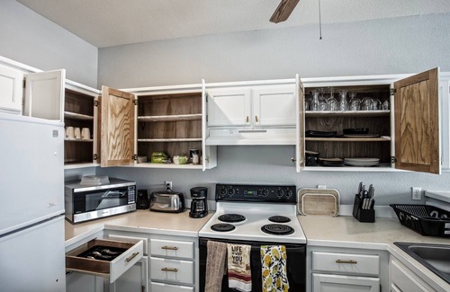Olathe House | Cozy 3 beds in Olathe, sleeps 8 people. Family friendly with King bed