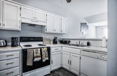 Olathe House | Cozy 3 beds in Olathe, sleeps 8 people. Family friendly with King bed