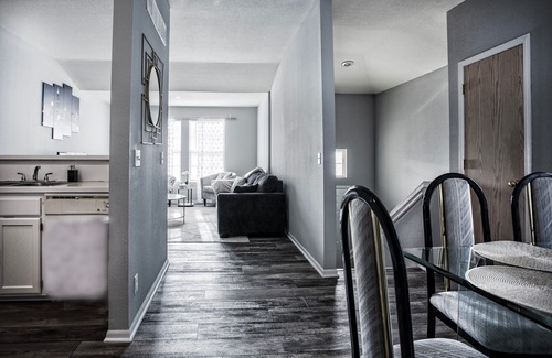 Olathe House | Cozy 3 beds in Olathe, sleeps 8 people. Family friendly with King bed