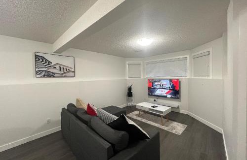Calgary Apartment | Cozy 3 beds Suite Near Calgary Airport Sleeps 6