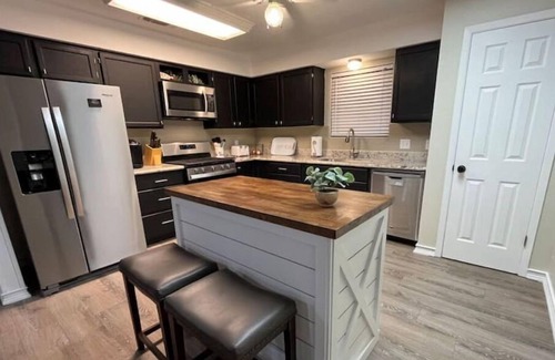 Taylor House | Cozy 3 BR + screened porch & FP