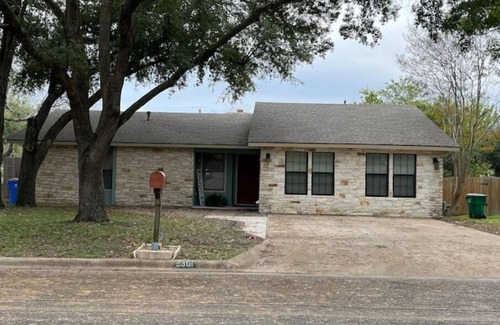 Taylor House | Cozy 3 BR + screened porch & FP
