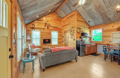 Wimberley House | Cozy 3-Cottage Group w/Firepit & Pickleball