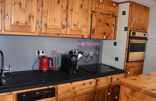 Pralognan-la-Vanoise Apartment | Cozy 3-Room Apartment with South Balcony, 400m from Shops and Cable Cars