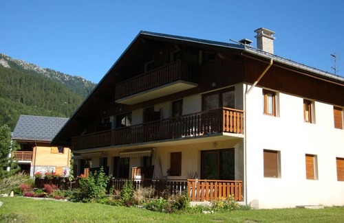 Pralognan-la-Vanoise Apartment | Cozy 3-Room Apartment with South Balcony, 400m from Shops and Cable Cars