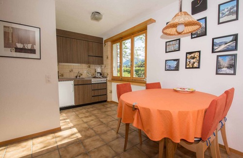 Adelboden House | Cozy 3-room holiday apartment combined with a studio in a quiet location.