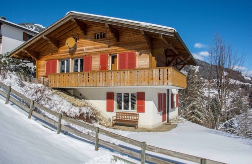 Adelboden House | Cozy 3-room holiday apartment combined with a studio in a quiet location.