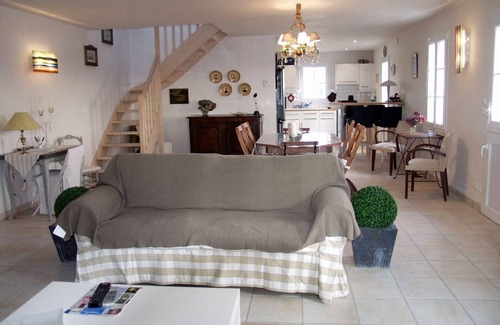 Sauzon House | Cozy 3-Star Home: Spacious, Sea Nearby, No WiFi, Non-Smoking