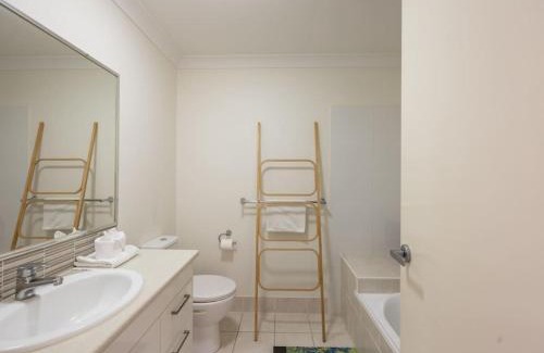 Underwood House | Cozy 3B2B Townhouse w Parking Backyard Malls and Parks