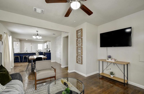 Eastside Promise Neighborhood House | Cozy 3bd & 2ba home near DT, Riverwalk, Pearl & Dome