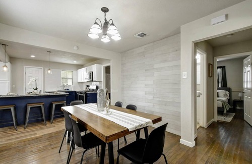 Eastside Promise Neighborhood House | Cozy 3bd & 2ba home near DT, Riverwalk, Pearl & Dome