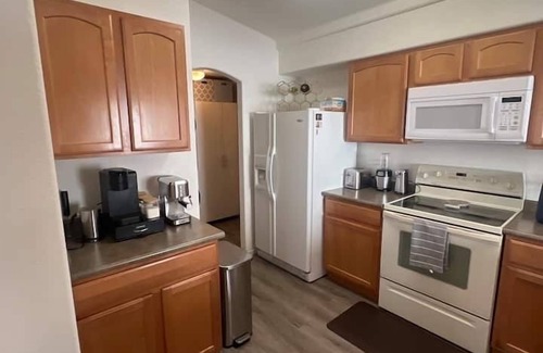 Green Valley Ranch House | Cozy 3Bed, 1.5Bath Bungalow Close to DEN Airport, Great Sideyard, AC/Heater Wifi