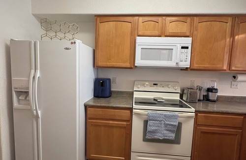 Green Valley Ranch House | Cozy 3Bed, 1.5Bath Bungalow Close to DEN Airport, Great Sideyard, AC/Heater Wifi