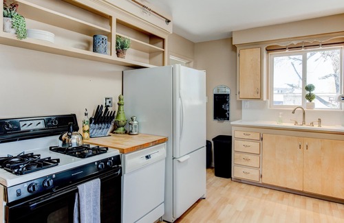 Holladay House | Cozy 3BR 2BA Bungalow Centrally Located