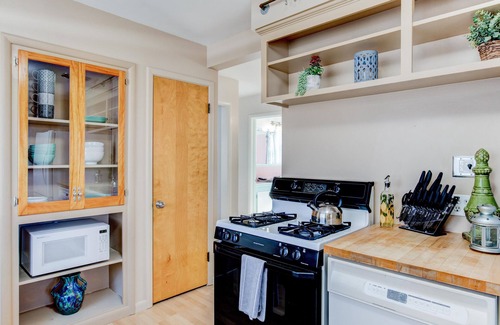 Holladay House | Cozy 3BR 2BA Bungalow Centrally Located