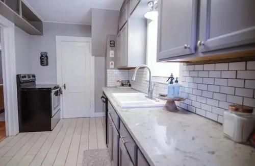 Amarillo House | Cozy 3BR/2BA remodeled bath/park view and yard games!nDiscounts given here.