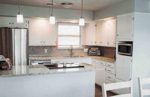 Enid House | Cozy 3BR/2BA w/ spacious living room +2car garage!