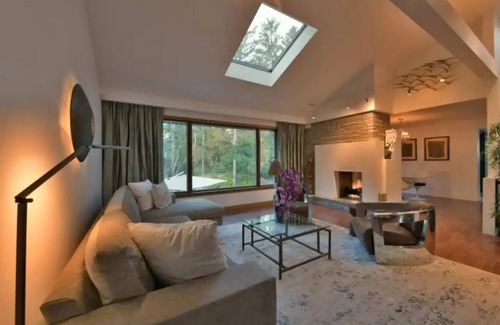 Clarkson-Lorne Park House | Cozy 3BR Hideaway | Hot Tub, Firepit, Port Credit