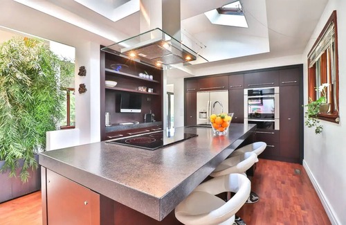 Clarkson-Lorne Park House | Cozy 3BR Hideaway | Hot Tub, Firepit, Port Credit