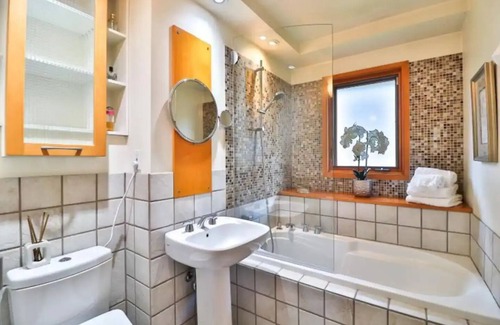 Clarkson-Lorne Park House | Cozy 3BR Hideaway | Hot Tub, Firepit, Port Credit
