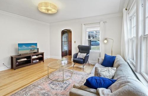 Des Moines House | Cozy 3br Home By Ingersoll Restaurant Scene