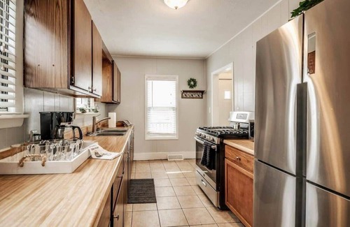 Pontiac House | Cozy 3BR Home | Perfect for Business + Family Stays