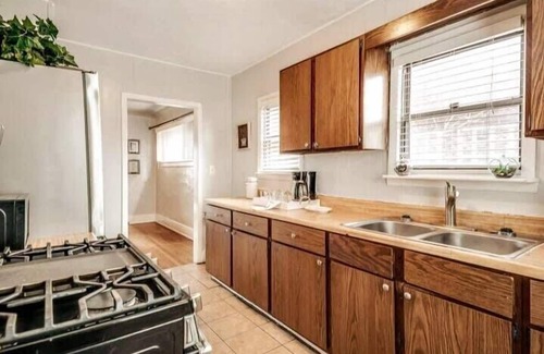Pontiac House | Cozy 3BR Home | Perfect for Business + Family Stays