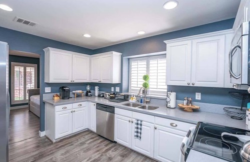 Green Valley House | Cozy 3BR Home with spa & pool - 9 Mi to LV Strip!