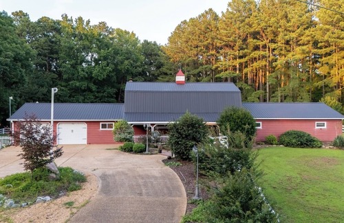 Skippers House | Cozy 3BR Lake House | Firepit, Pier and Pet-Friendly