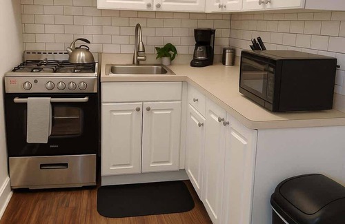 Hyde Park Apartment | Cozy 3BR with Contemporary Vibe