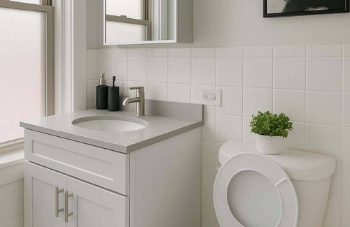 Hyde Park Apartment | Cozy 3BR with Contemporary Vibe