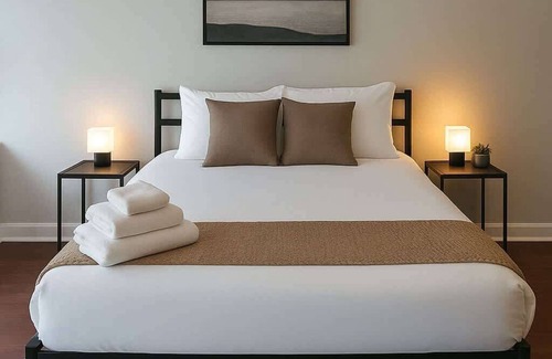 Hyde Park Apartment | Cozy 3BR with Contemporary Vibe