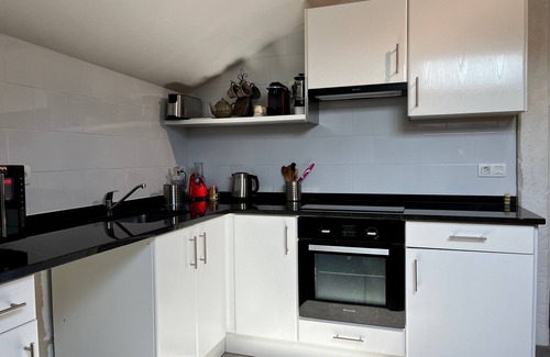 Urrugne Apartment | Cozy 3rd-Floor T3 Next to Border - Modern, Spacious, Close to Shops & Beach