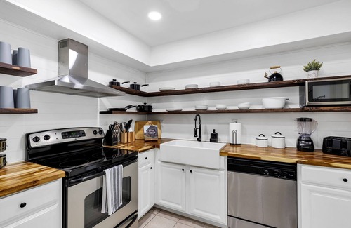 Casselberry House | Cozy 4/2, Centrally Located, King Beds, Pergola, Hot Tub & Pool!