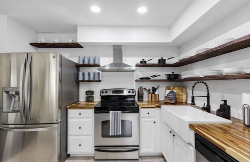 Casselberry House | Cozy 4/2, Centrally Located, King Beds, Pergola, Hot Tub & Pool!