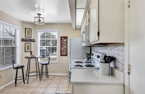 Sanford House | Cozy 4/2, Pool, Game & Bunk Room, 5* Location