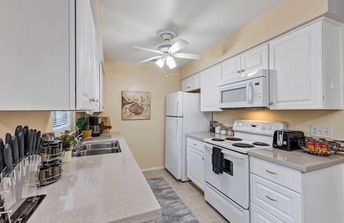 Sanford House | Cozy 4/3, Patio, King Bed, Bunk Room + Water Park!