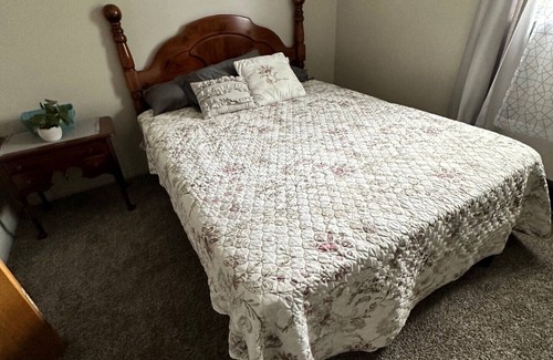 Huron House | Cozy 4 BDR House, Minutes from Cedar Point and the Beach!