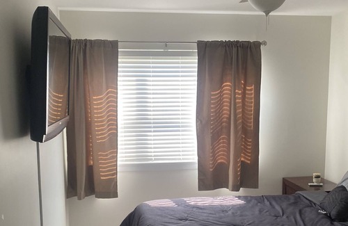 Woodlawn House | Cozy 4 BdRm 6 Bd House near Hyde Park!