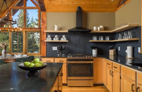 Saint Mary's Cabin | Cozy 4 Bedroom 2 Bathroom Cabin in Idaho Springs