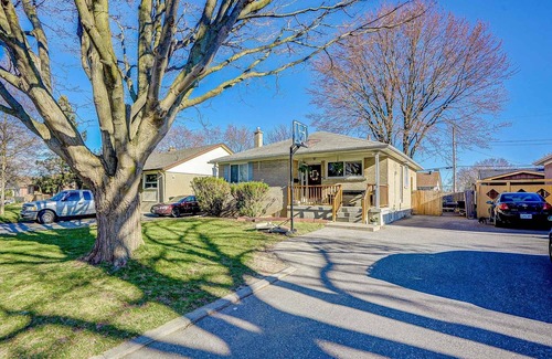 Ajax House | Cozy 4-Bedroom Bungalow