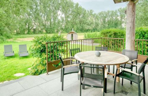 Velzeke-Ruddershove Ski Chalet | Cozy 4-Bedroom Chalet with Outdoor Spa in Zottegem