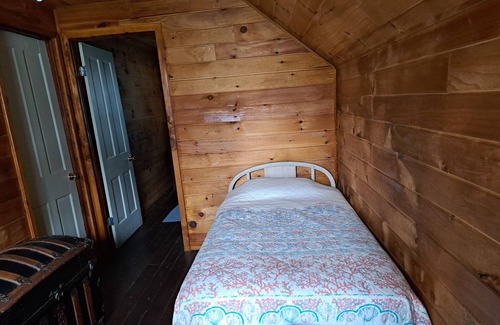 Verona Beach Cottage | Cozy 4-bedroom cottage in enchanting Verona Beach with AC, WiFi