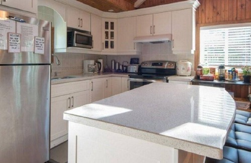 Roseneath Cottage | Cozy 4 Bedroom Cottage with lake views and hot tub