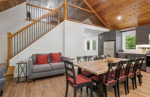 Harbor Springs House | Cozy 4-bedroom house in Harbor Springs! 5 minutes to Nub's Nob & Boyne Highlands