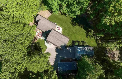 Harbor Springs House | Cozy 4-bedroom house in Harbor Springs! 5 minutes to Nub's Nob & Boyne Highlands