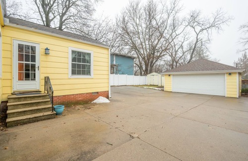 Waveland Park House | Cozy 4 bedroom home. Just 2 miles from Drake University. Easy access to I235.